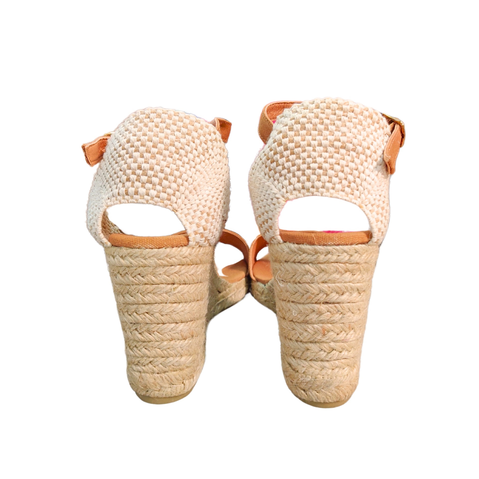 Sandálias de salto alto tipo cunha em material trançado bege e fecho castanho