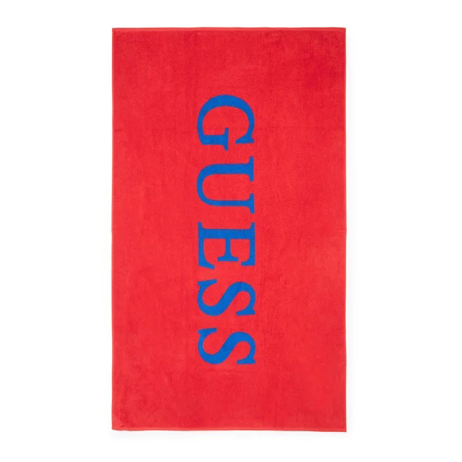 Toalha vermelha com o texto GUESS azul na vertical