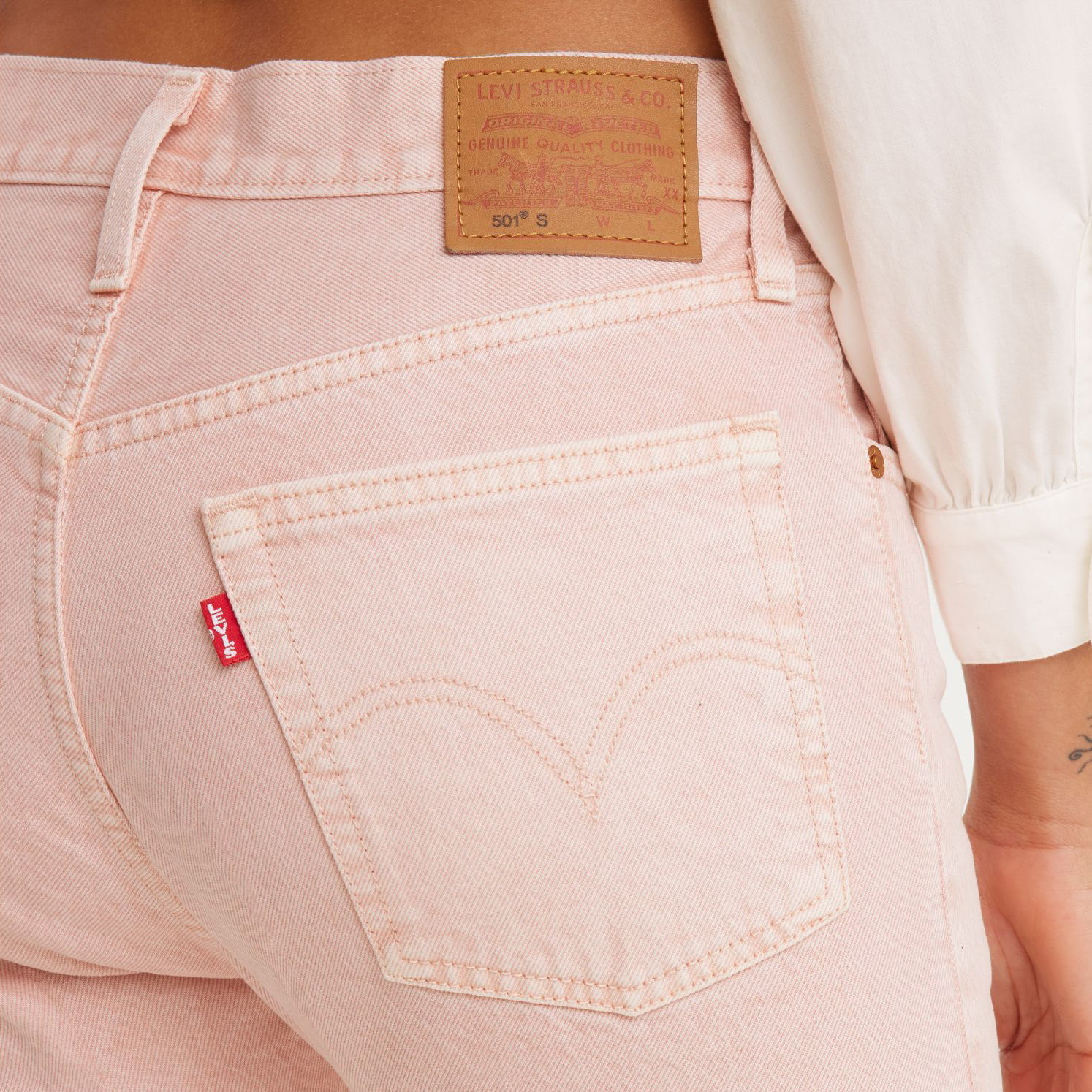 Calças de ganga rosa claro com etiqueta Levi's e bolso traseiro