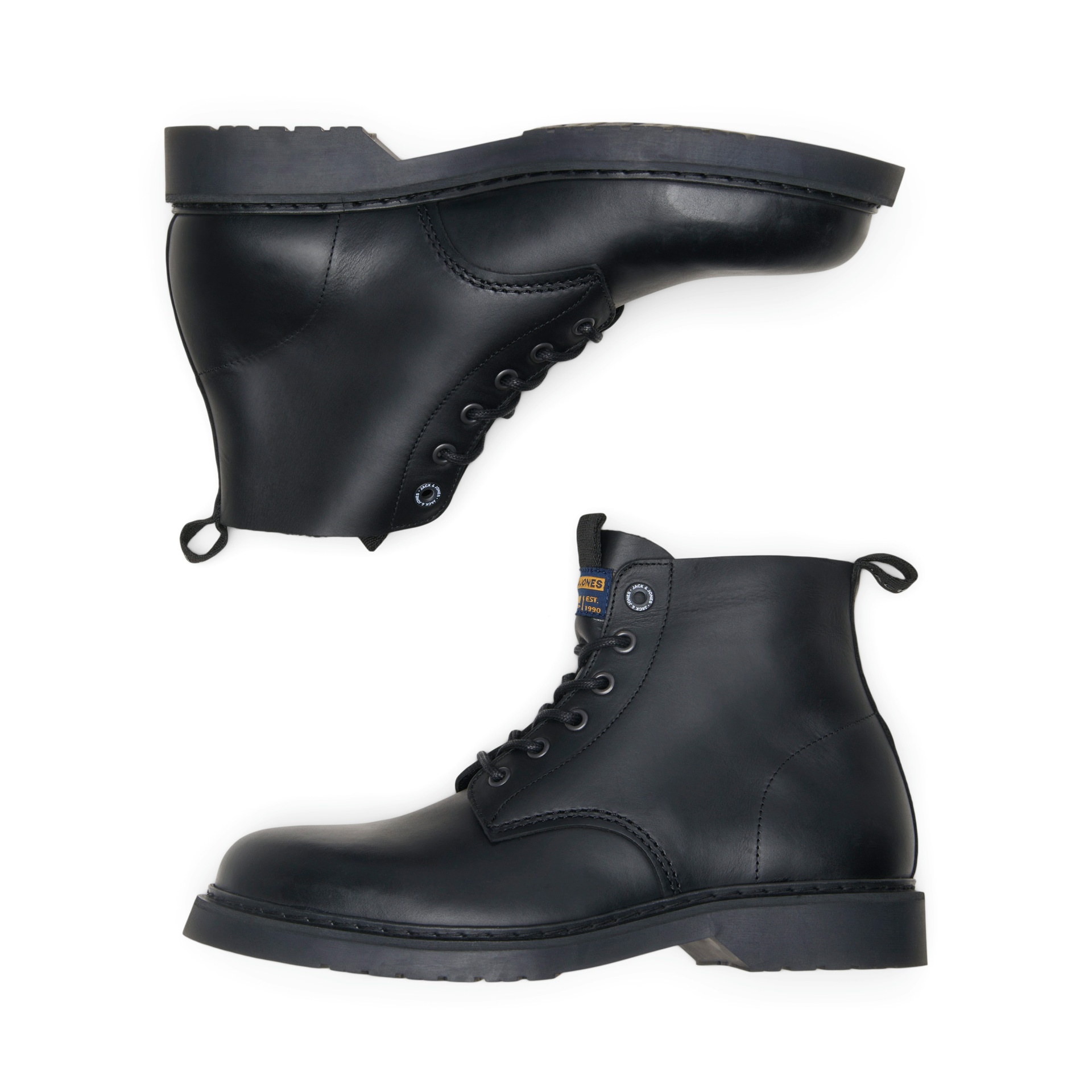 Botas pretas de couro com atacadores e etiqueta pequena na língua