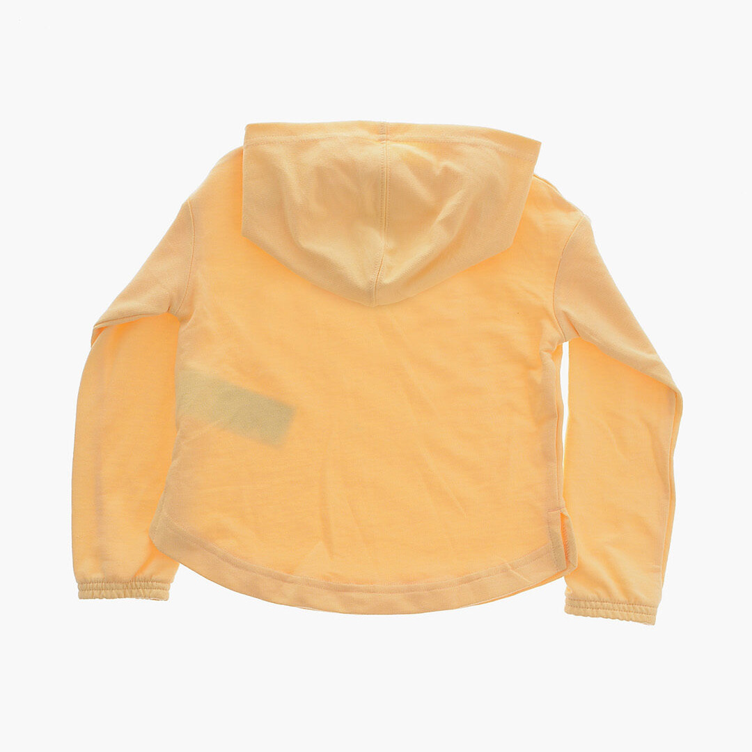 Casaco amarelo claro com capuz visto de costas