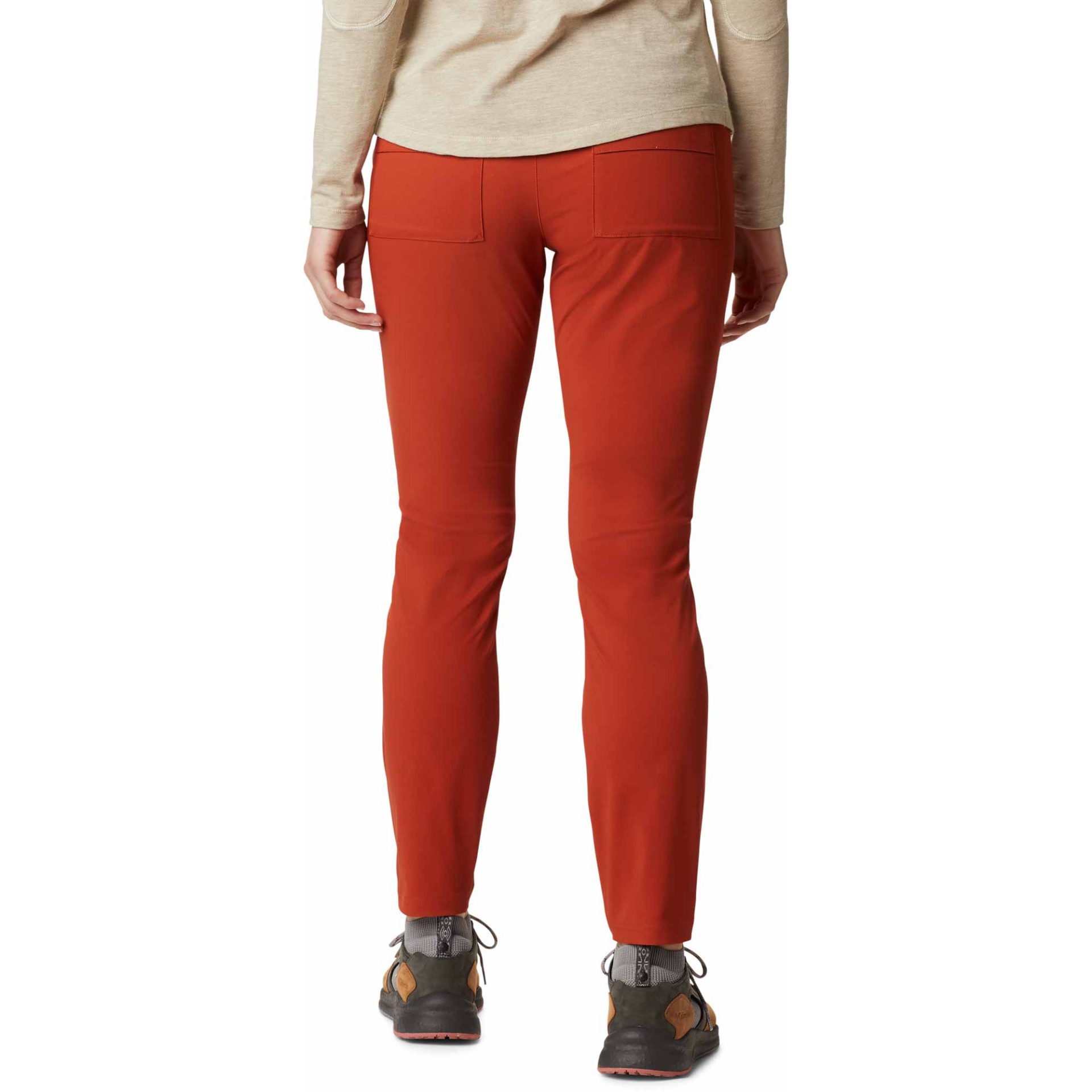 Calças tijolo justas com bolsos quadrados vistas de trás