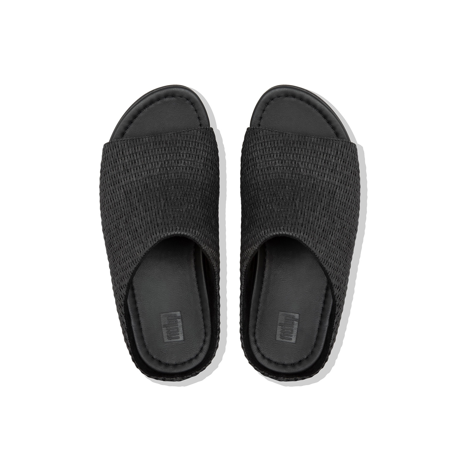 Chinelos pretos com parte superior em tecido texturizado
