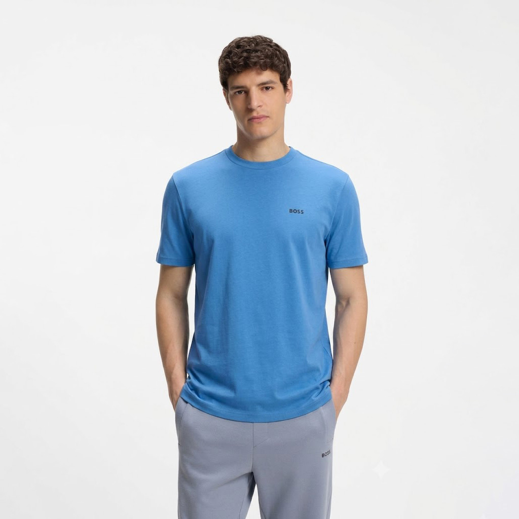 Homem vestido com t-shirt azul e calças cinzentas com logotipo BOSS