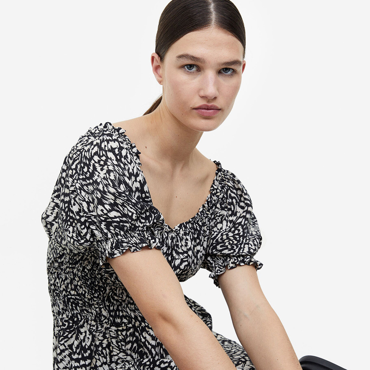 Vestido feminino preto e branco de padrão abstracto com mangas curtas franzidas