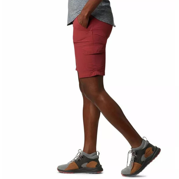 Homem com calções vermelhos, camiseta cinzenta e sapatilhas desportivas cinzentas