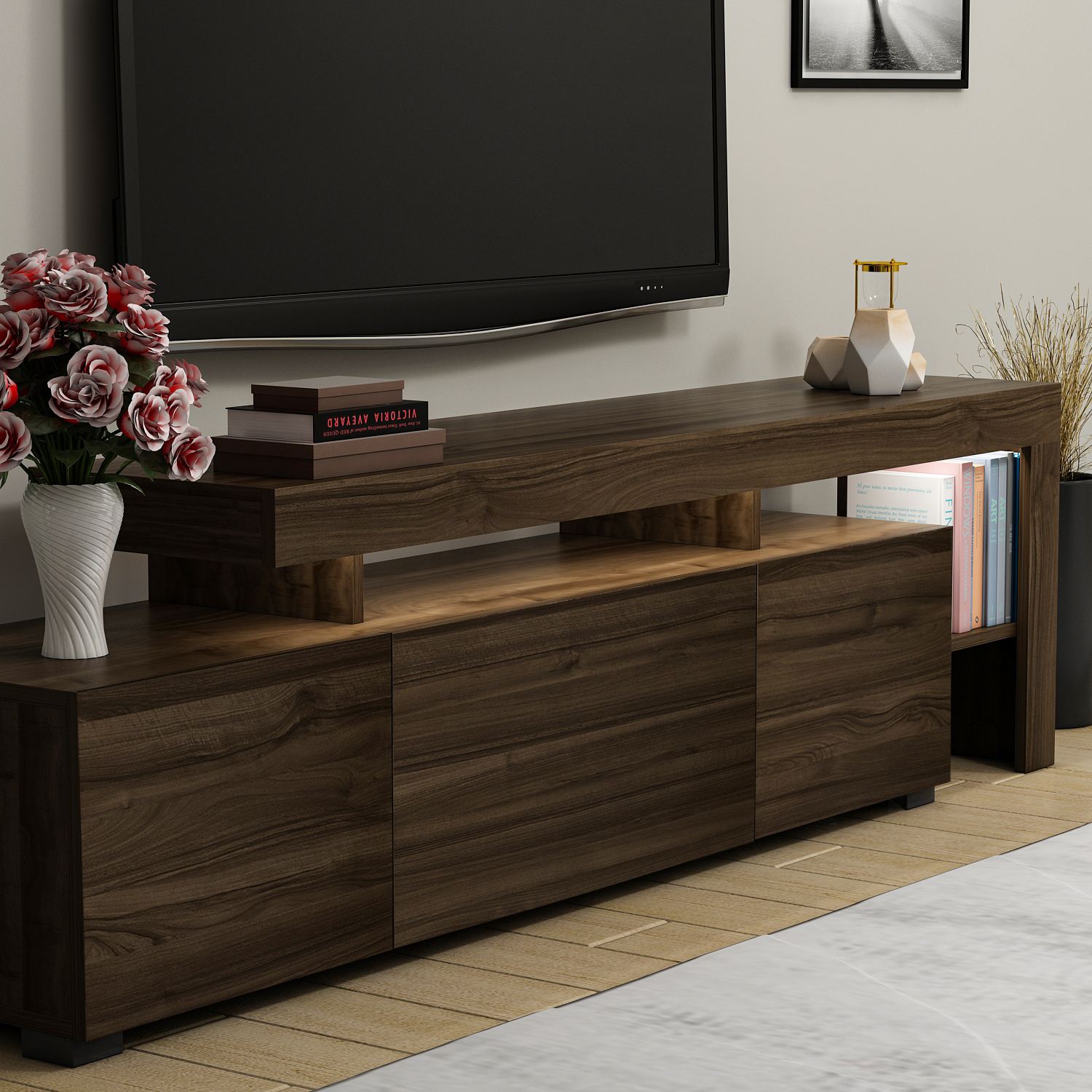 Móvel de TV em madeira escura com prateleira e objetos decorativos