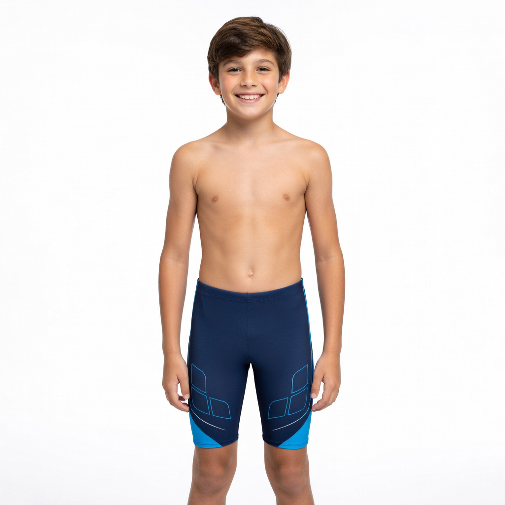 Menino com calções de banho azuis escuros e detalhes azul claro, com padrão geométrico, em fundo branco