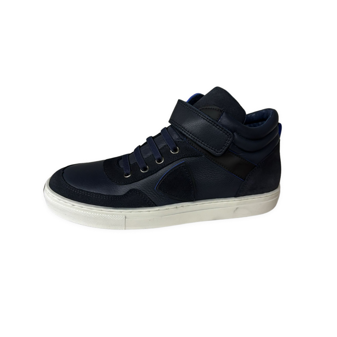 Ténis desportivo alto azul escuro com sola branca e tira de velcro