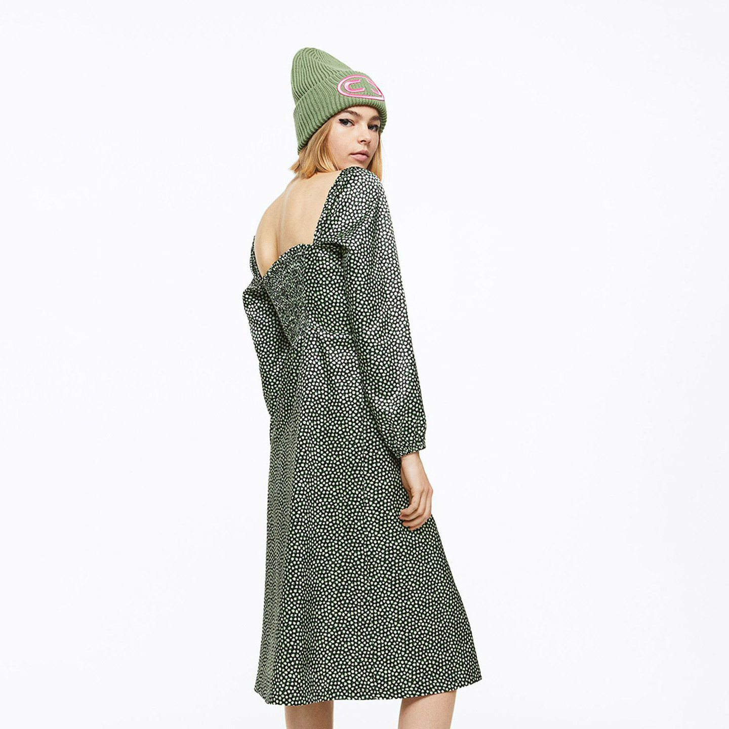 Vestido midi verde com pontos brancos e gorro verde claro