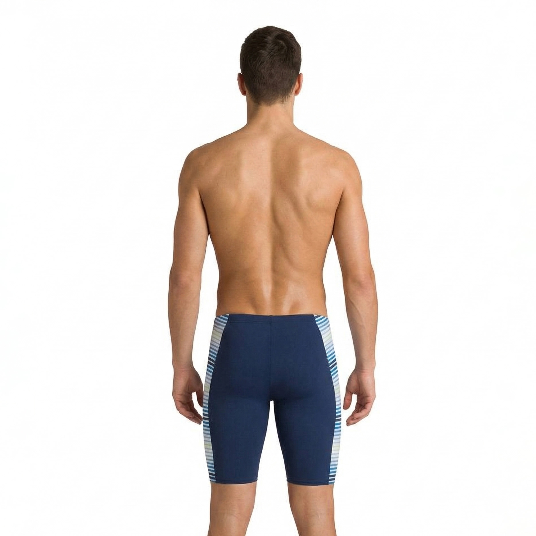Homem de costas com fato de banho tipo jammer azul escuro com riscas laterais.