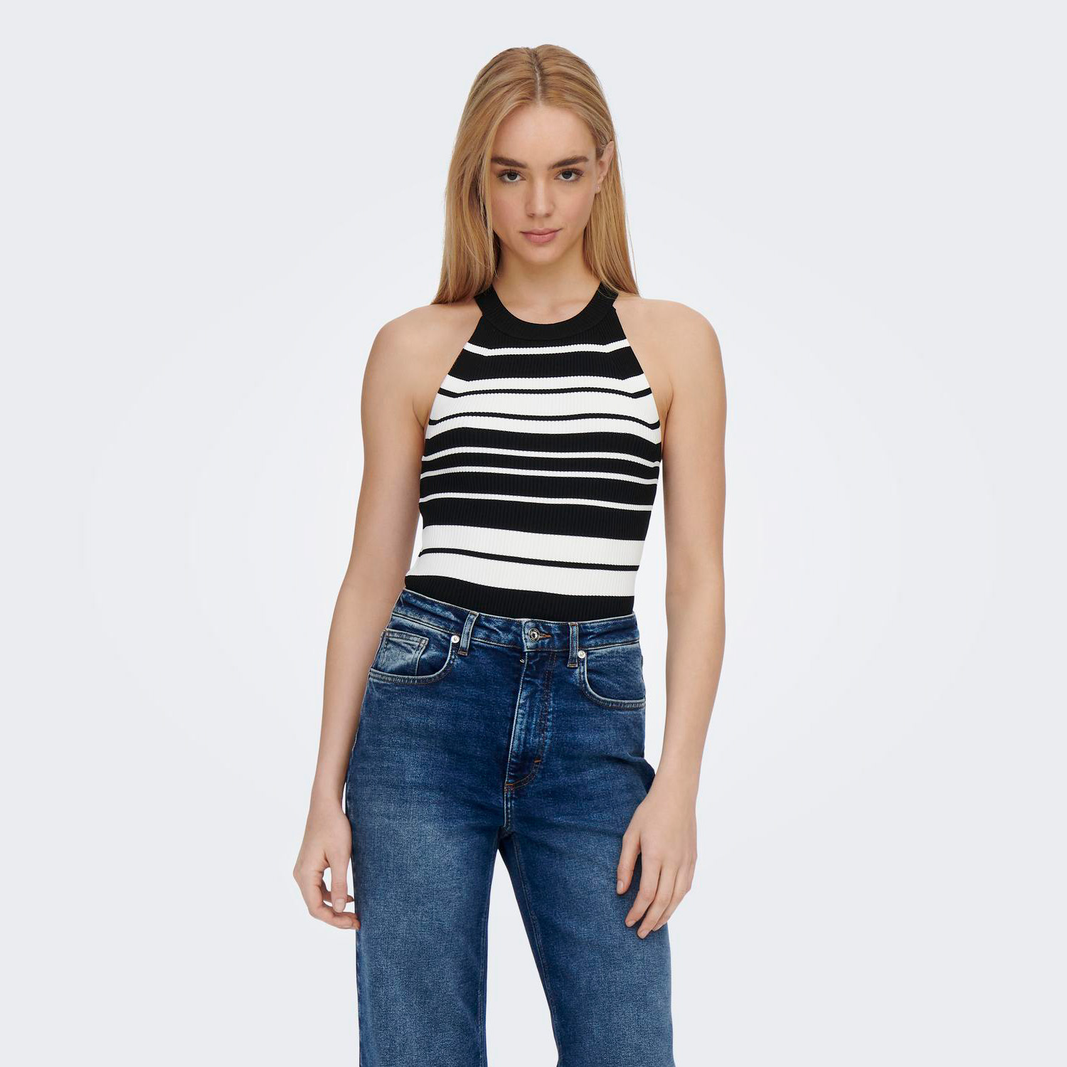 Top de malha às riscas preto e branco com calças de ganga azul