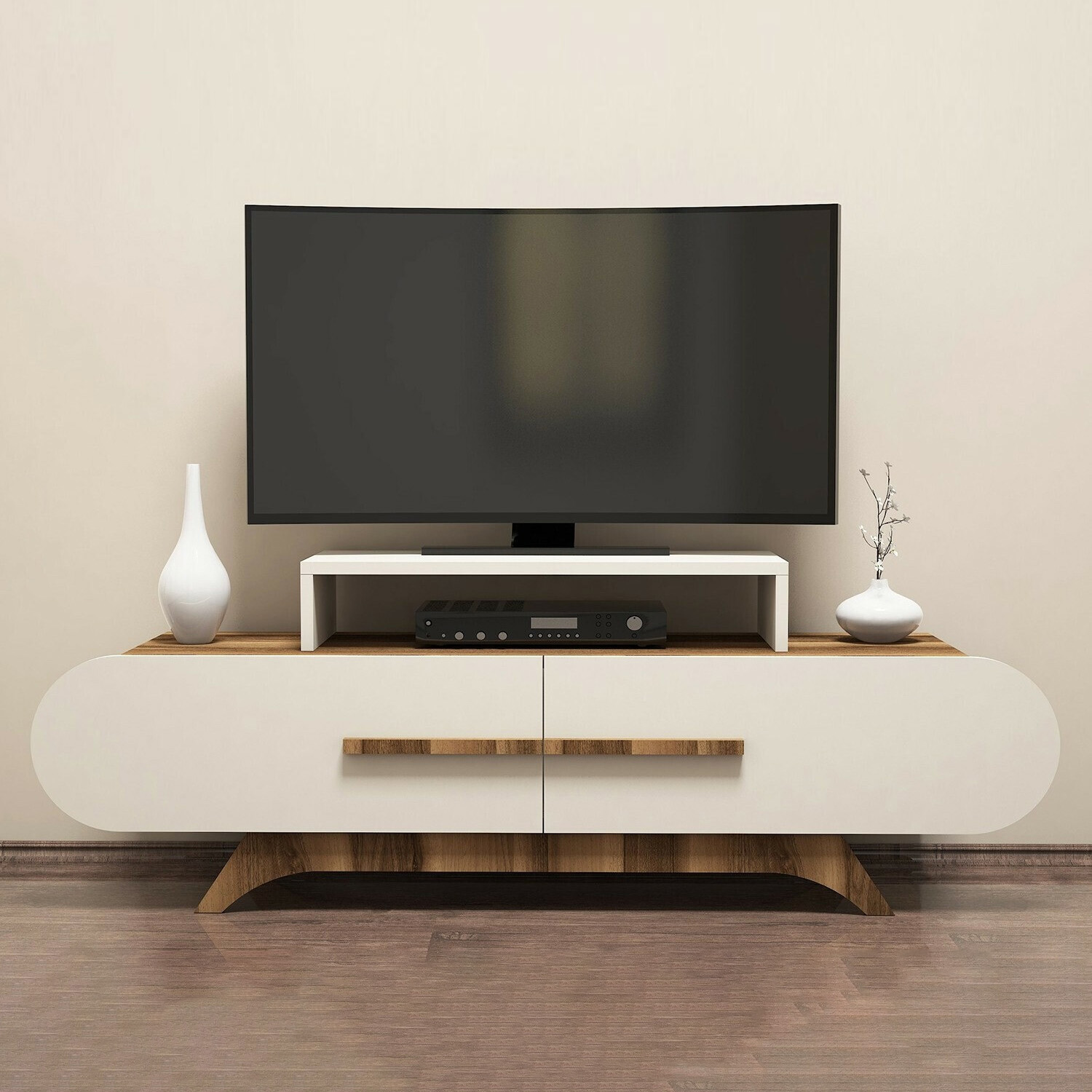 Móvel de TV moderno em branco e madeira com televisão curva, dois vasos decorativos e aparelho eletrónico