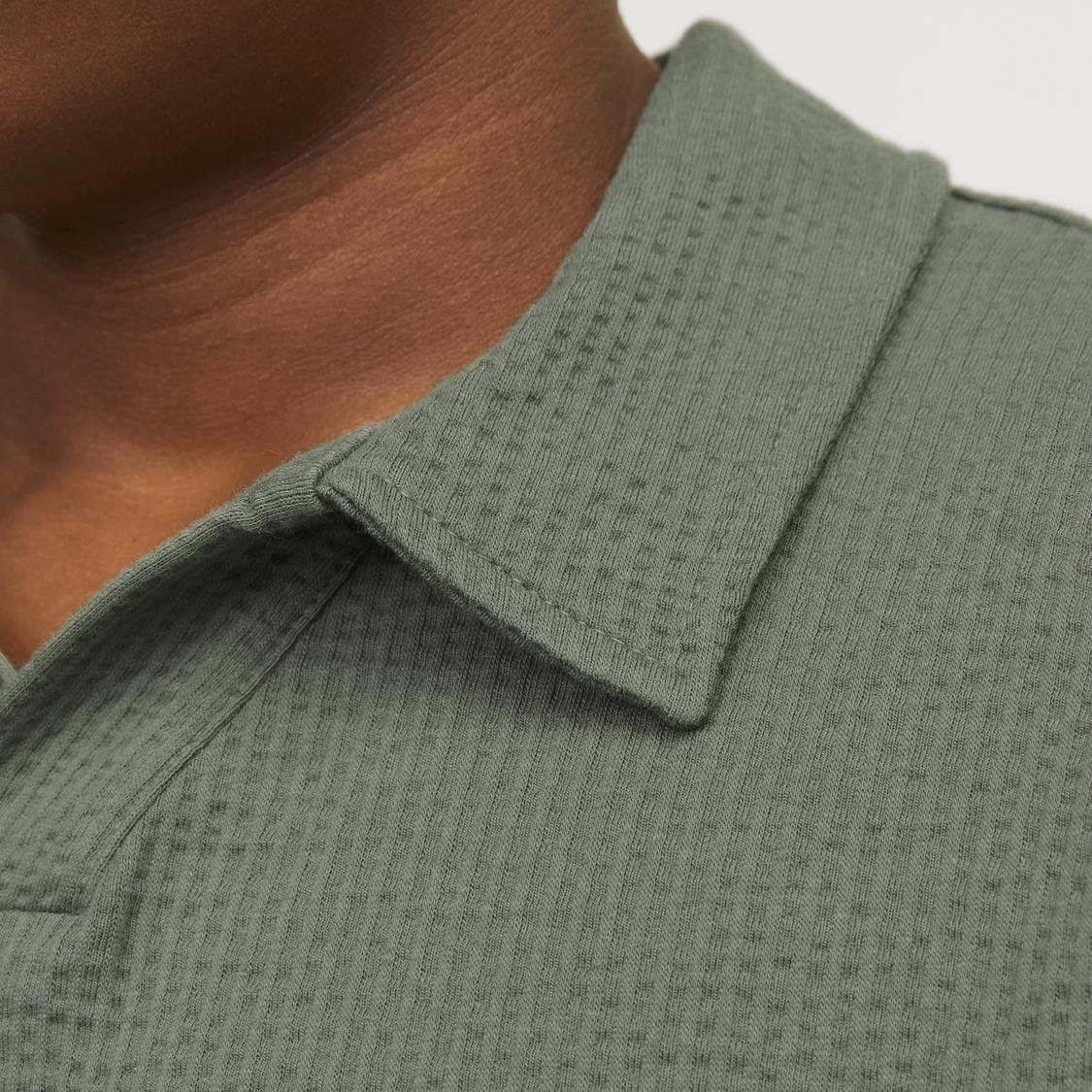 Polo verde com padrão quadrado e gola clássica