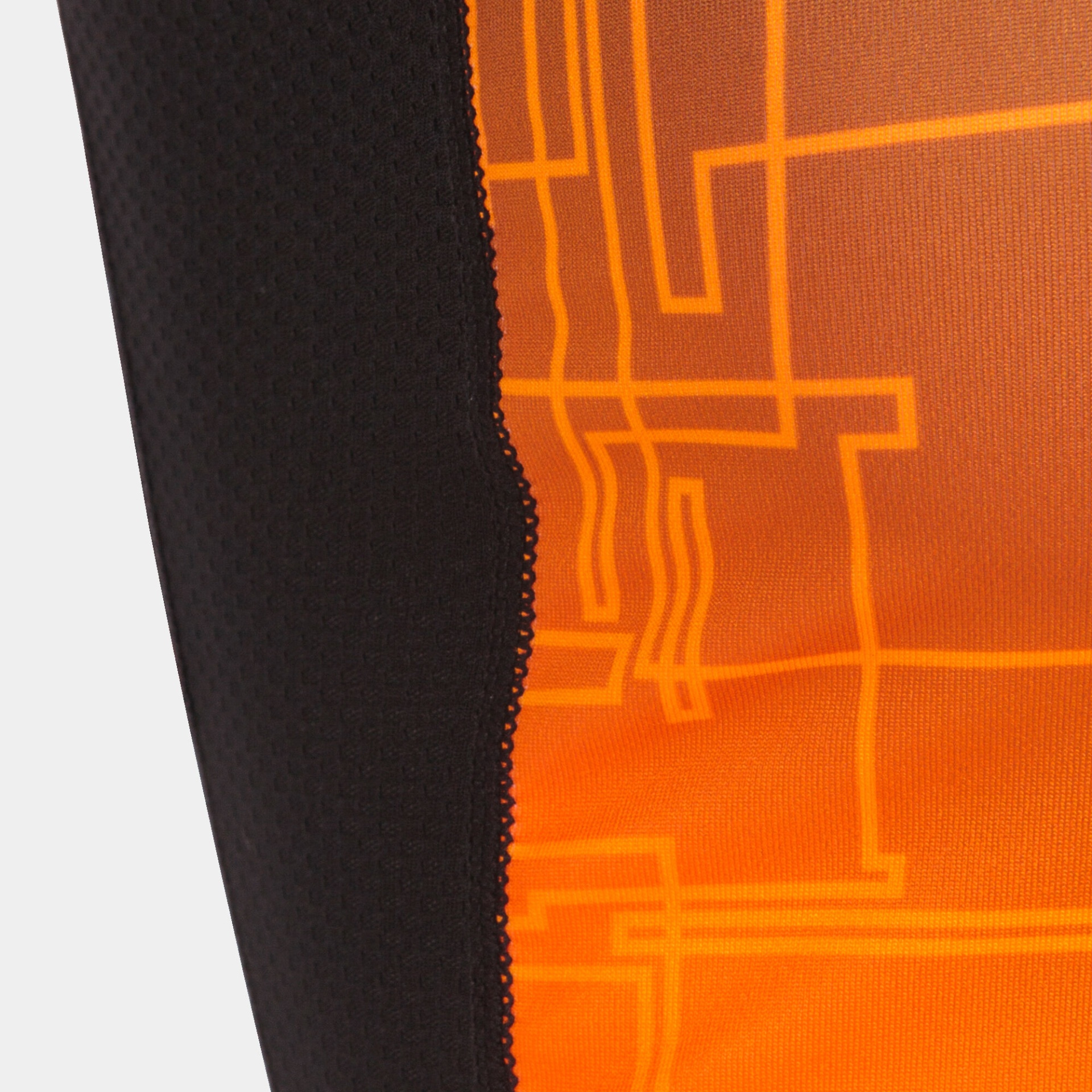 Tecido desportivo laranja com padrão geométrico e painel lateral preto texturizado