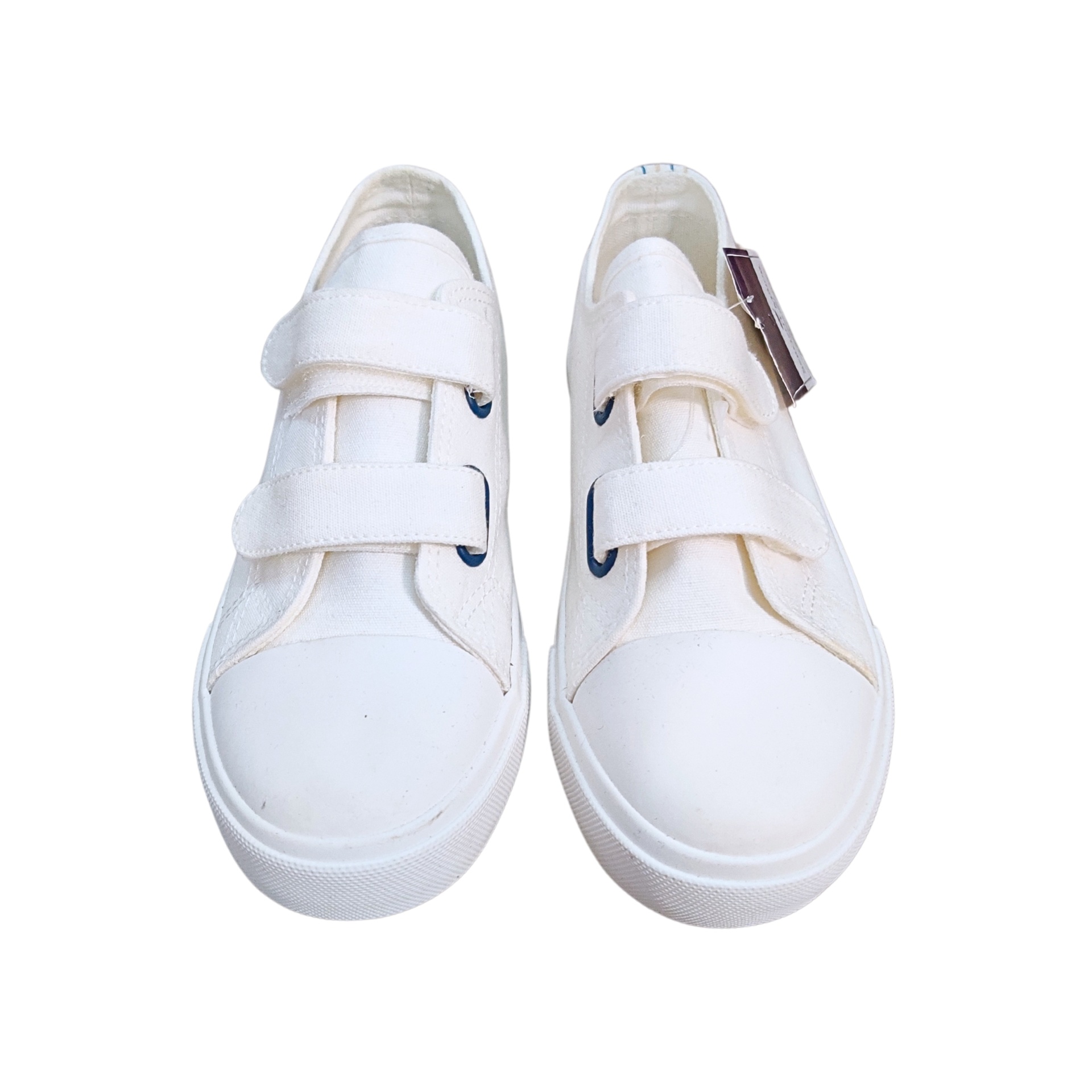 Ténis brancos com velcro e etiqueta castanha