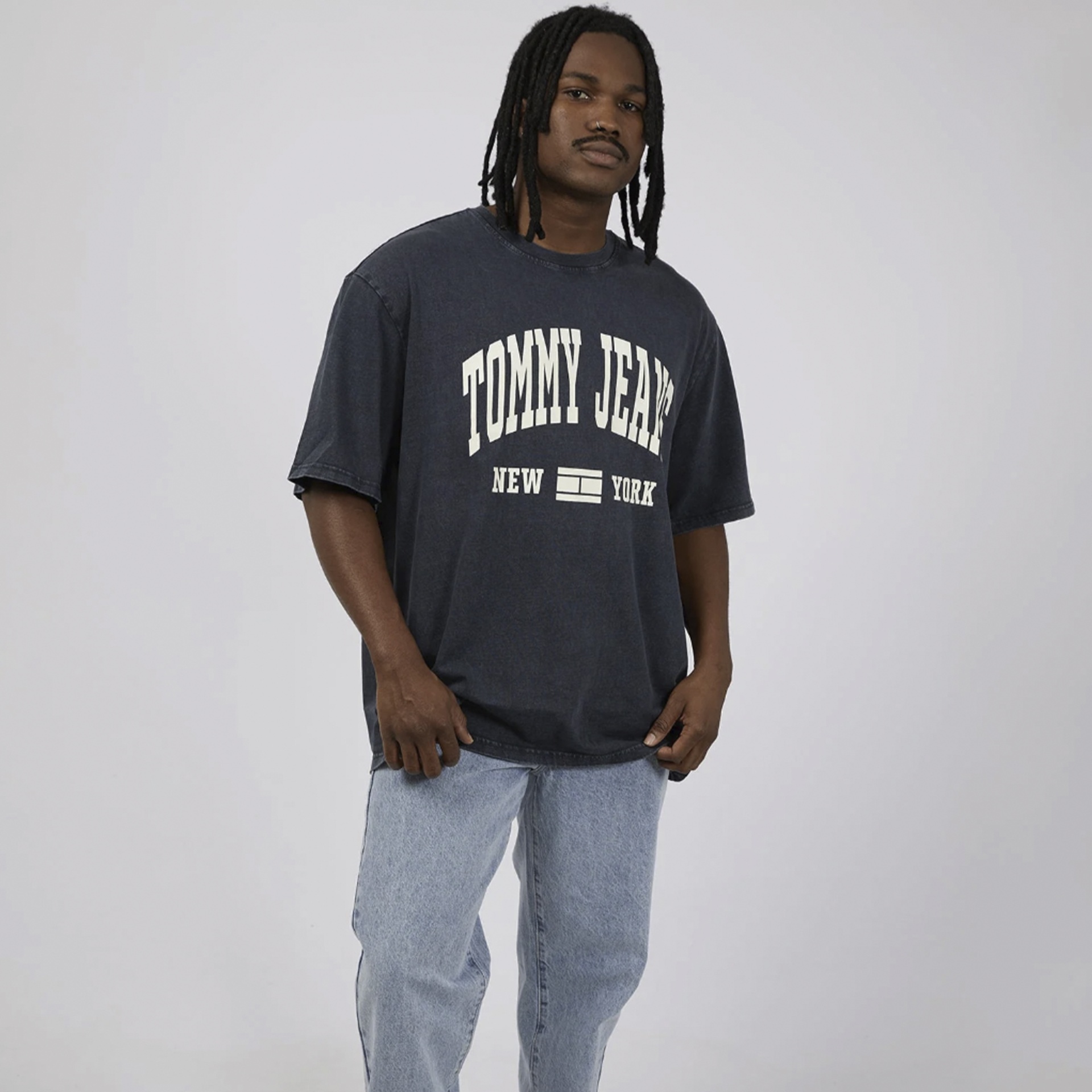 Camiseta preta com logo Tommy Jeans branco