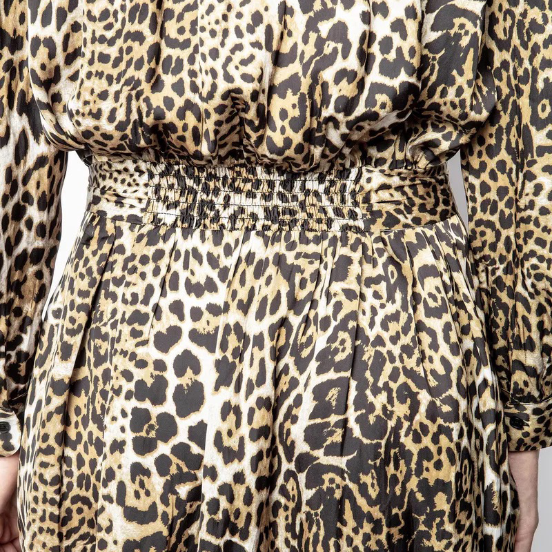 Roupa com padrão animal print, cintura elástica e tecido brilhante em tons castanho e bege