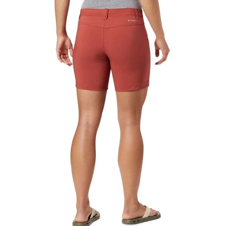 Shorts femininos terracota Columbia vistos de trás