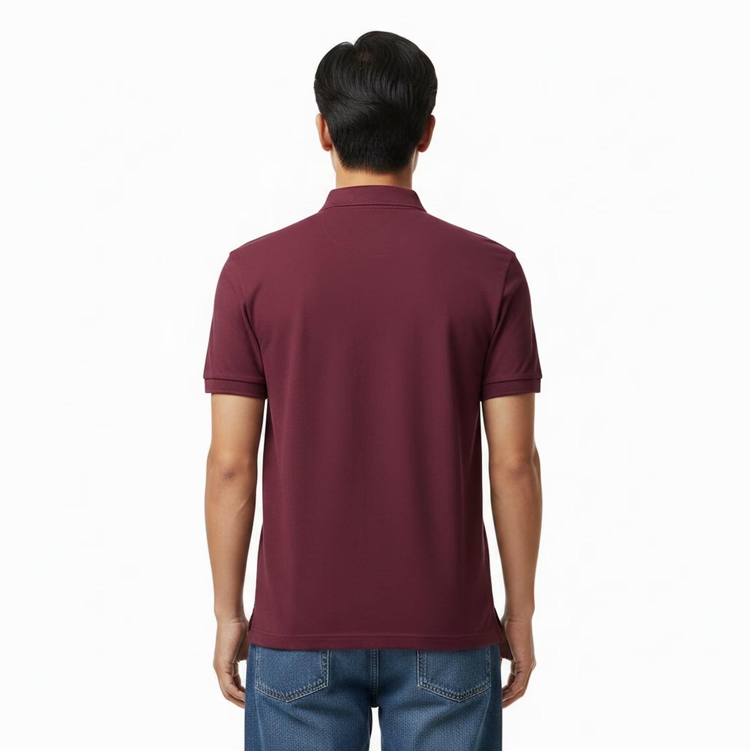 Camiseta polo vinho de costas com manga curta e jeans azuis