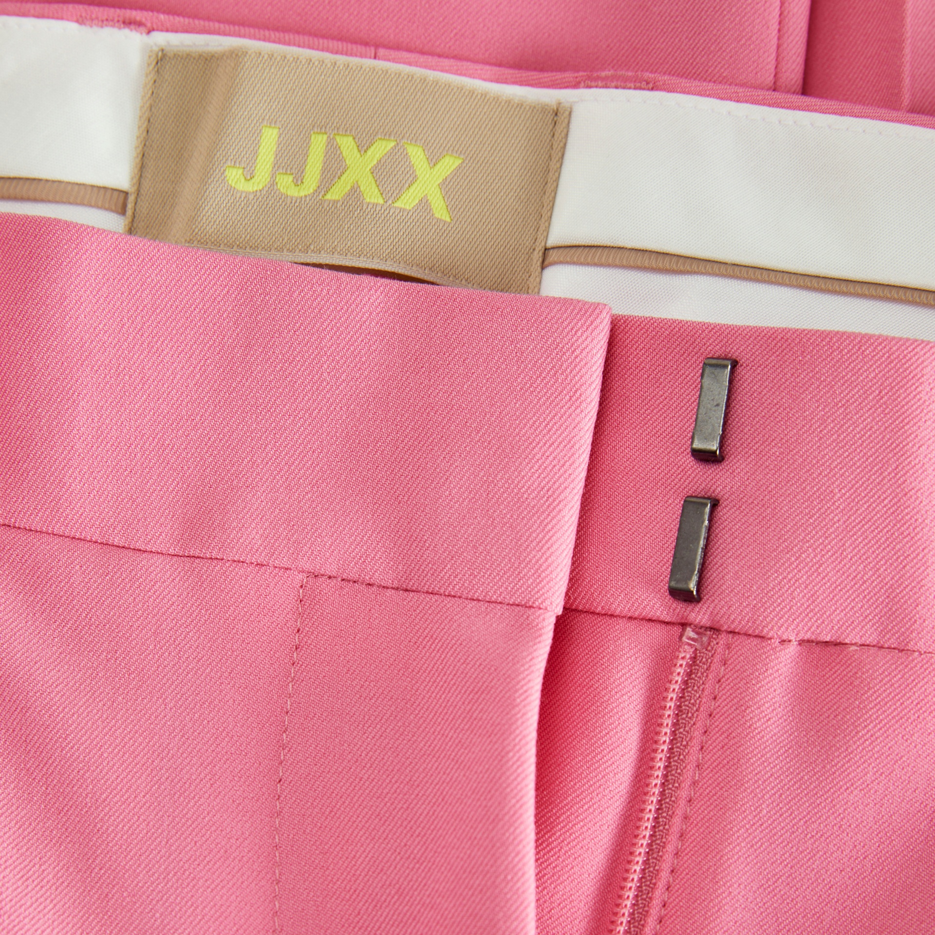 Calças rosa claro com fecho e etiqueta JJXX