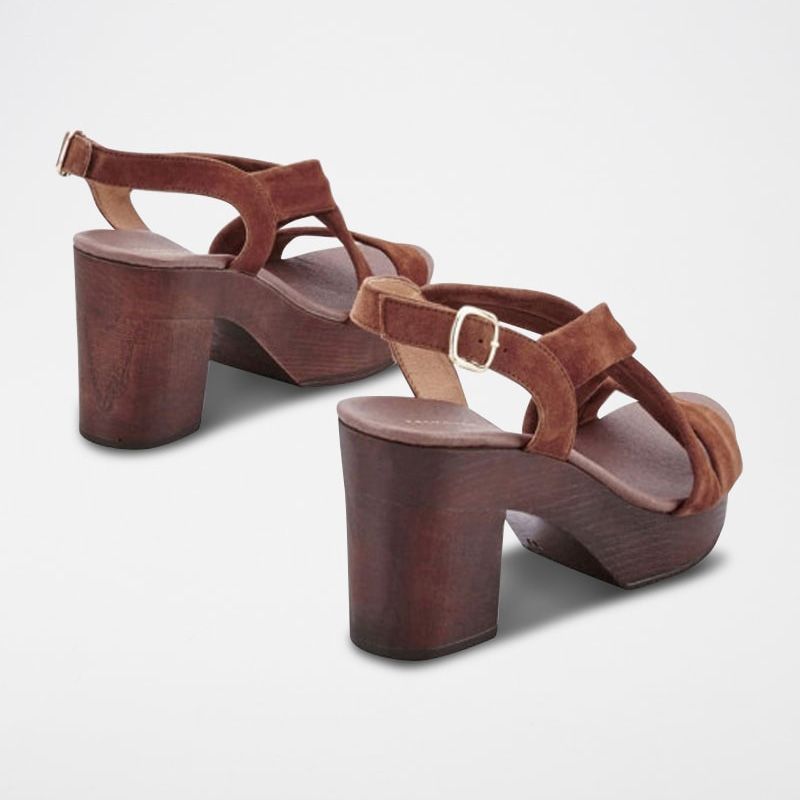 Sandálias de salto alto castanhas em madeira e camurça com fivela prateada.