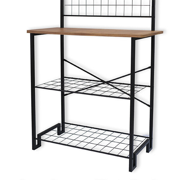 Mesa alta com tampo em madeira e prateleiras de metal pretas