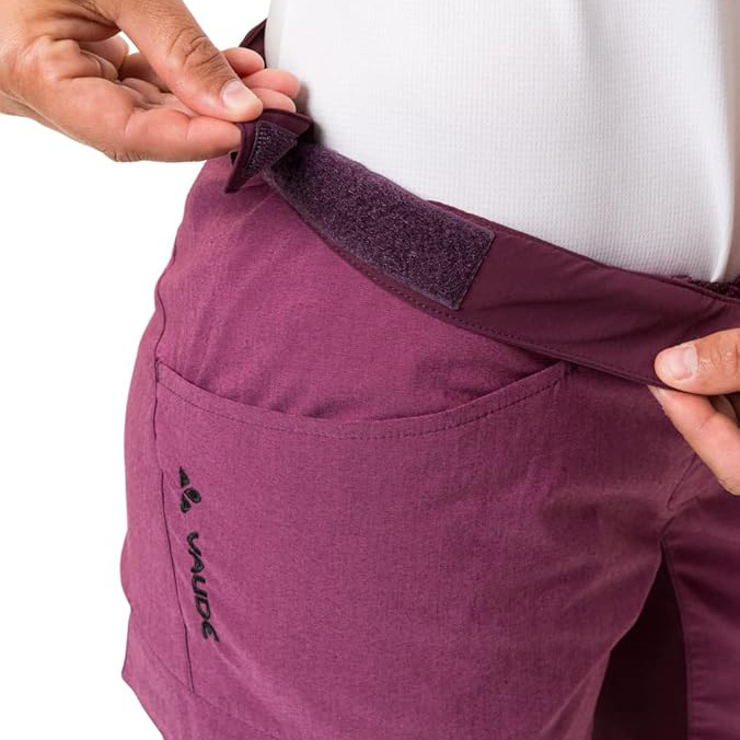 Calça ou bermuda roxa com bolso e fecho de velcro na cintura