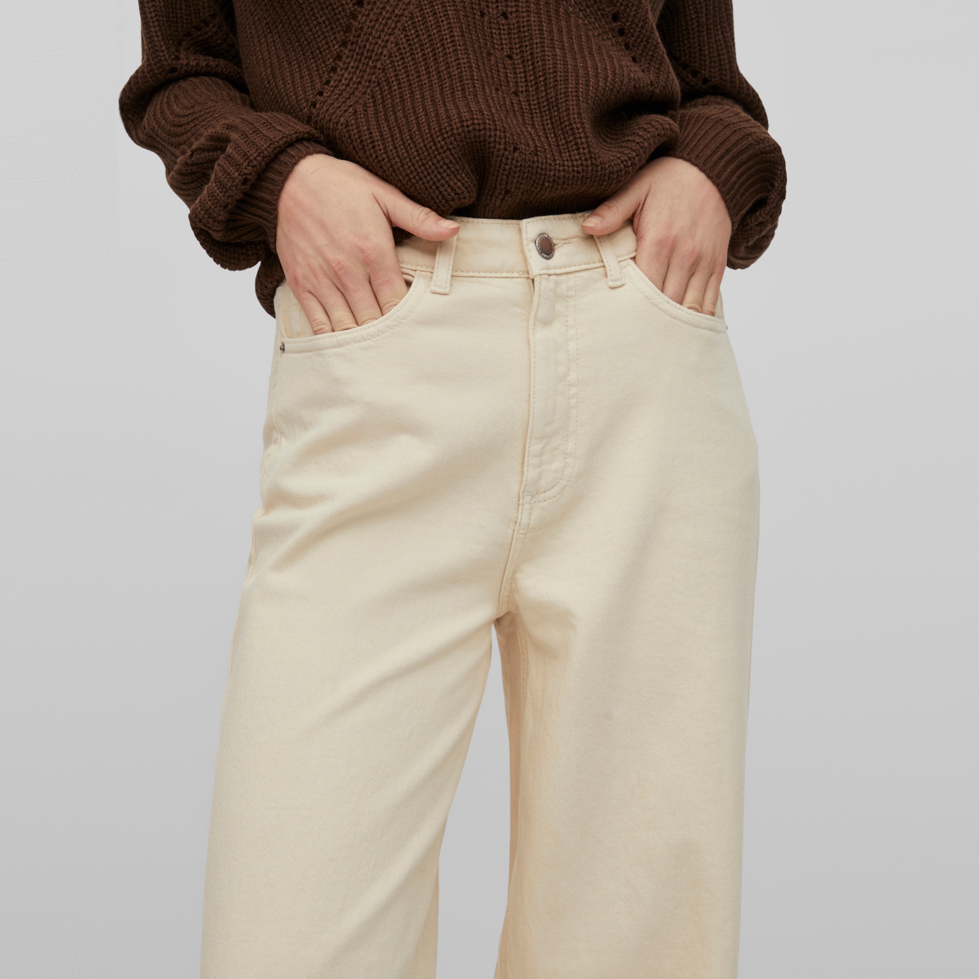 Calças de ganga creme com camisola castanha de malha