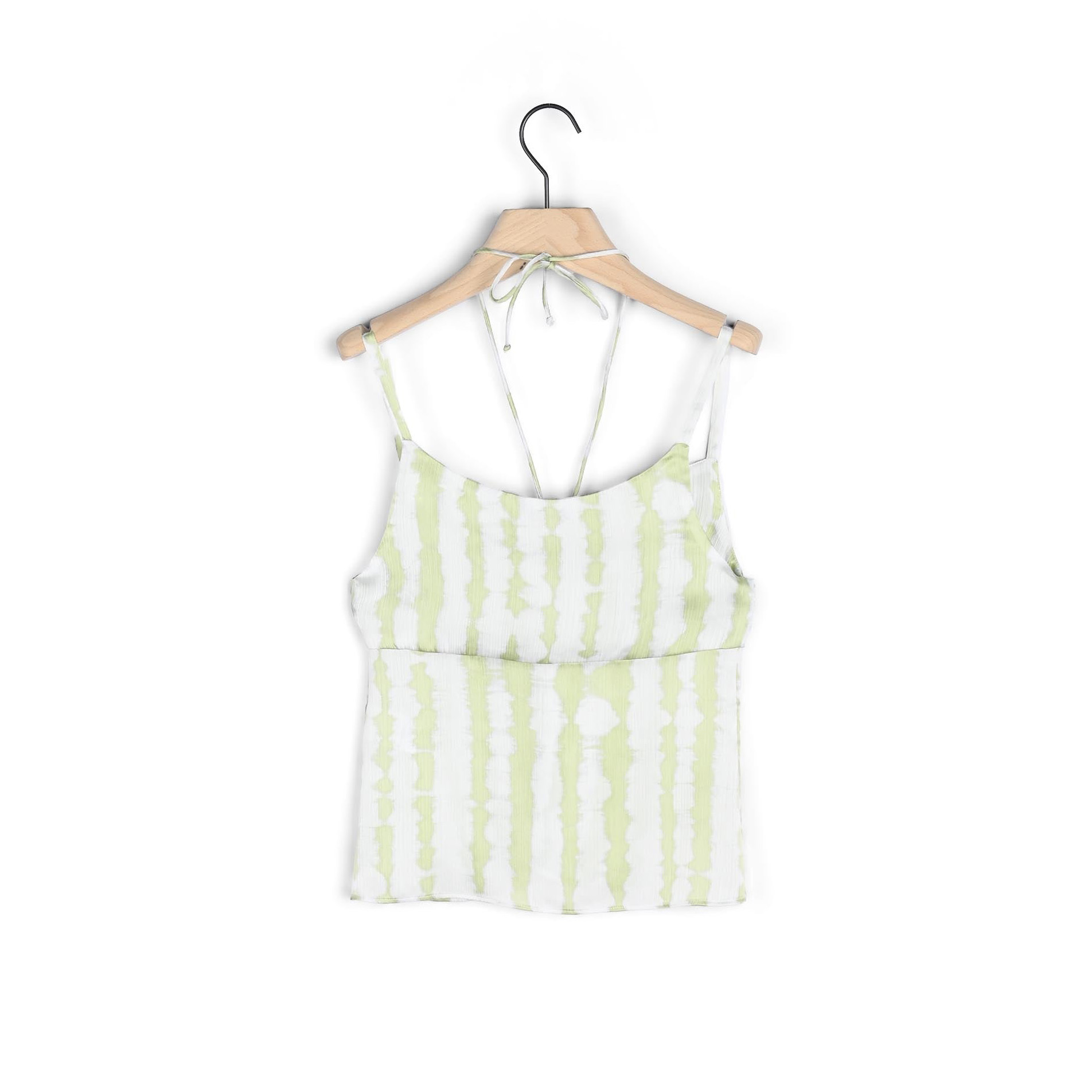 Top feminino branco com riscas verdes em cabide de madeira