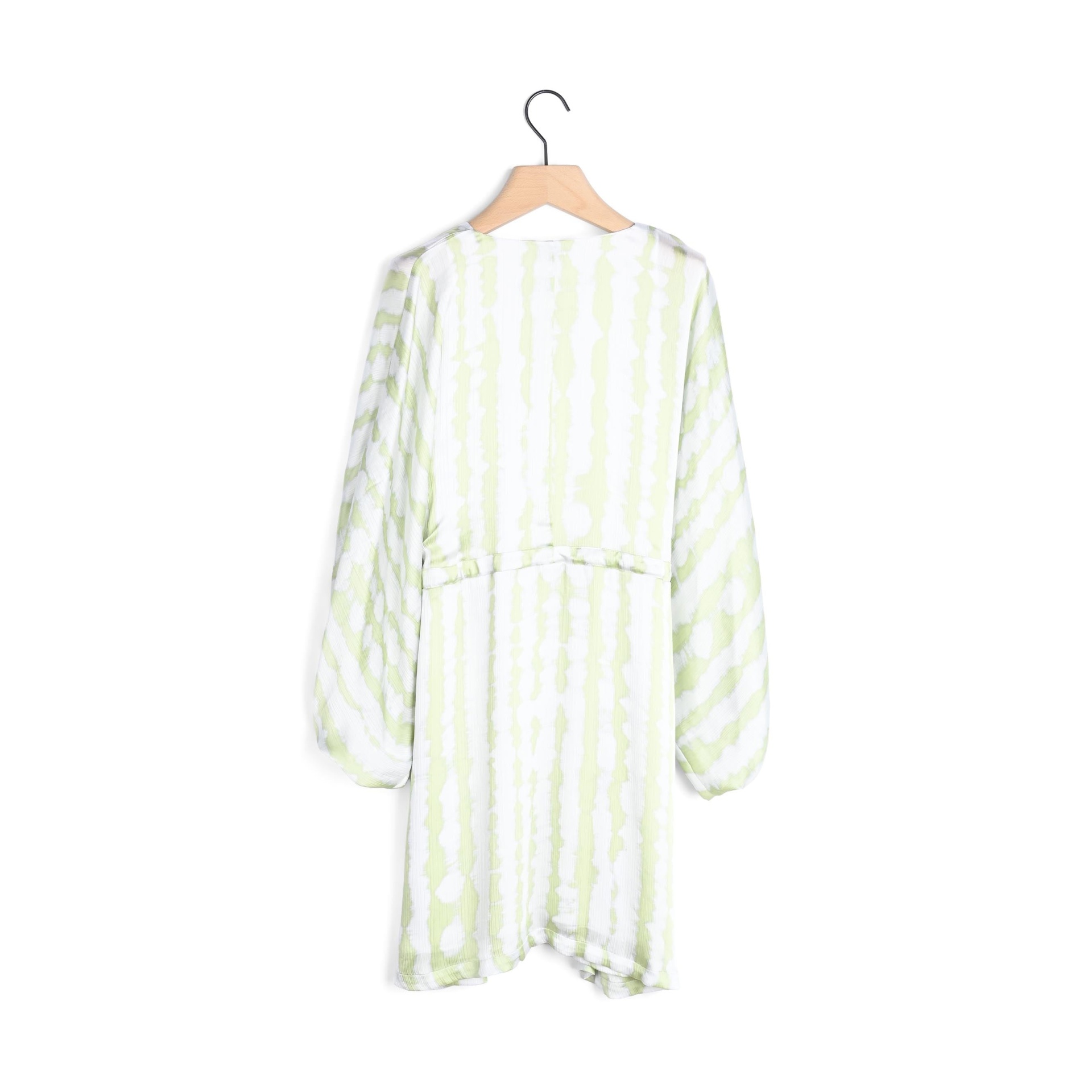 Vestido de manga comprida branco e verde claro em cabide