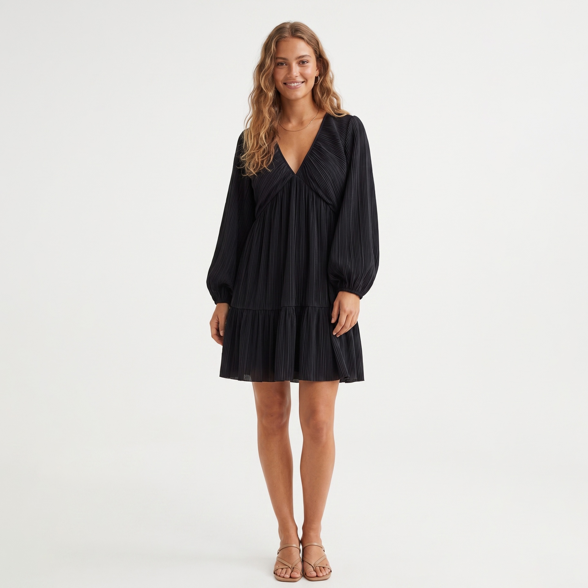 Vestido preto plissado de manga comprida com decote em V