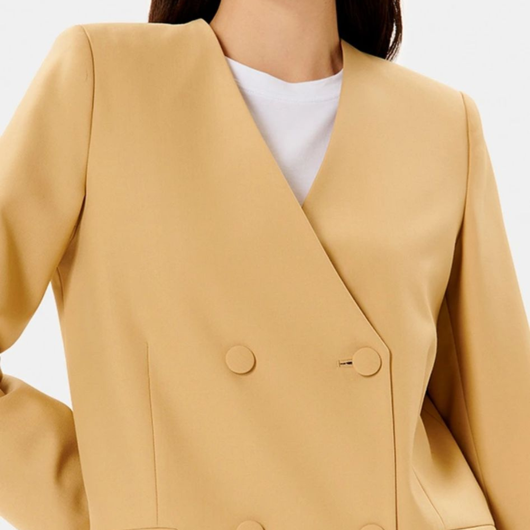 Blazer bege claro com botões revestidos e t-shirt branca