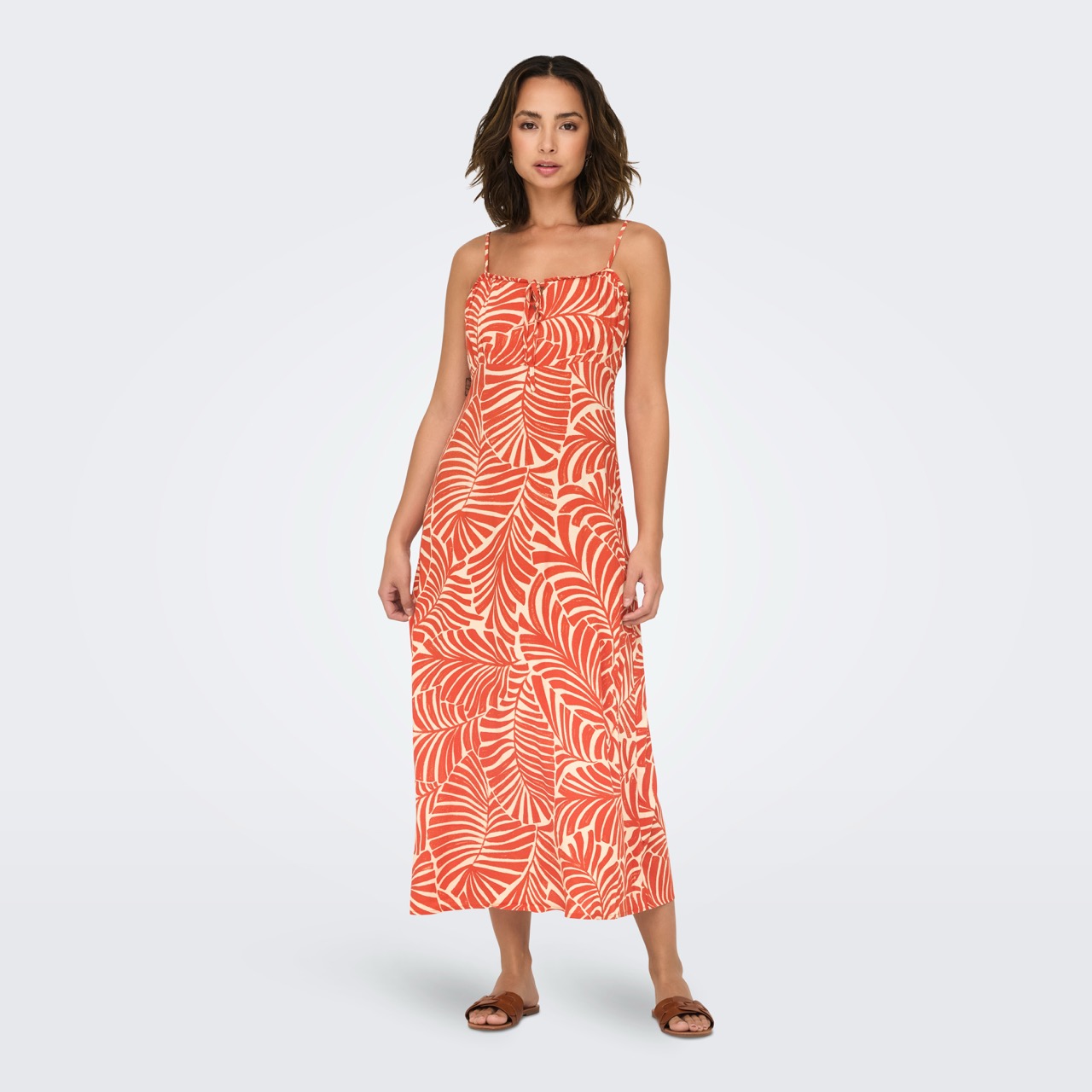 Vestido comprido feminino com padrão de folhas laranja e branco