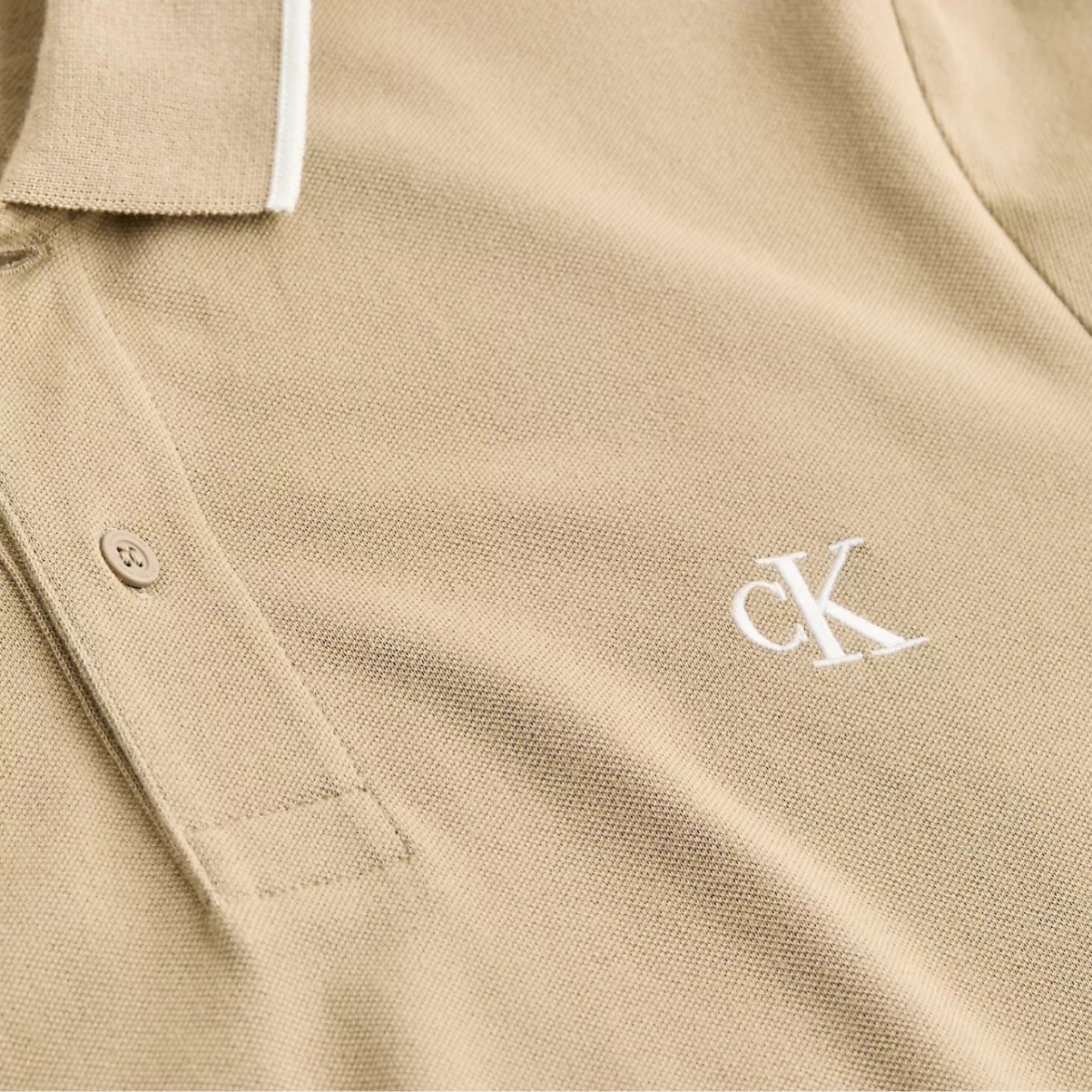 Polo bege com logo cK bordado branco no peito