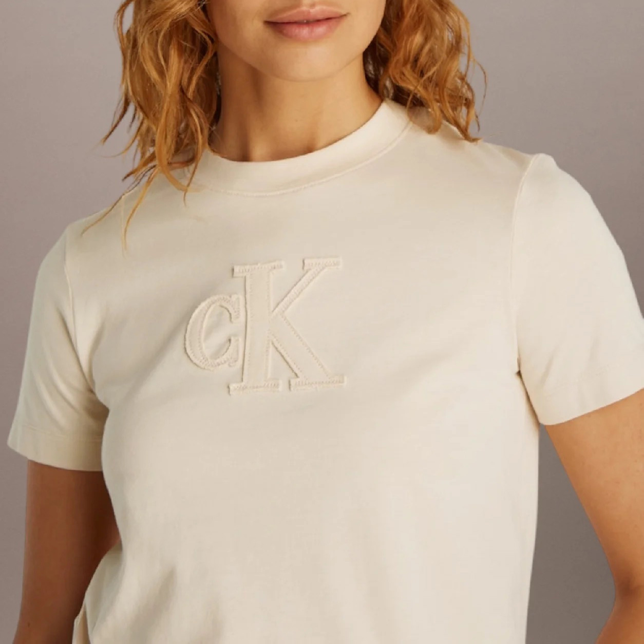 T-shirt creme com logótipo C K em destaque no peito