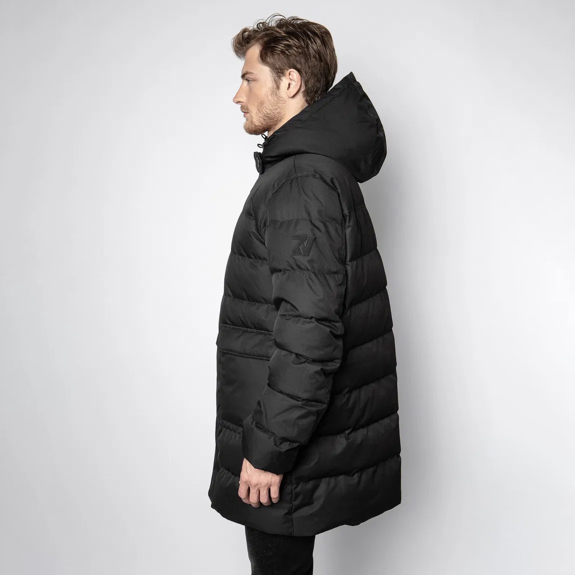 Casaco acolchoado preto com capuz visto de perfil