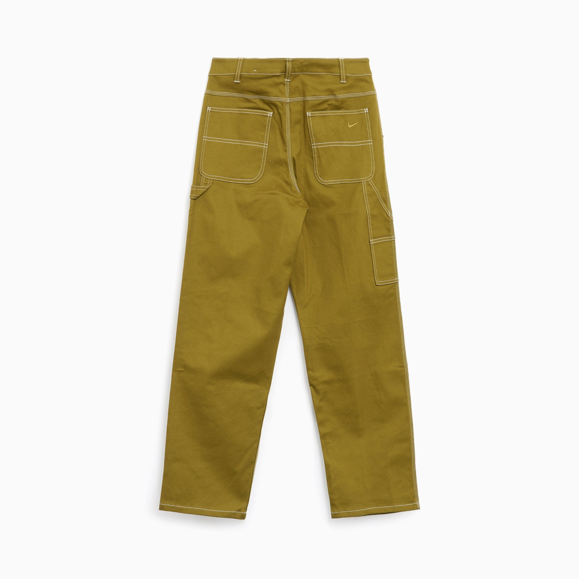 Calças verdes-oliva com costuras brancas e bolsos quadrados