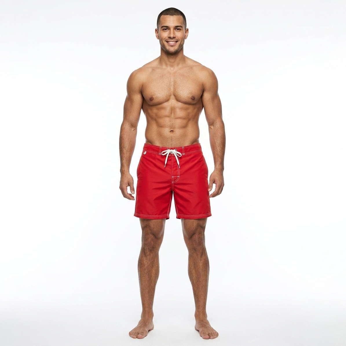 Homem com calções de banho vermelhos e cordão branco, fundo branco.