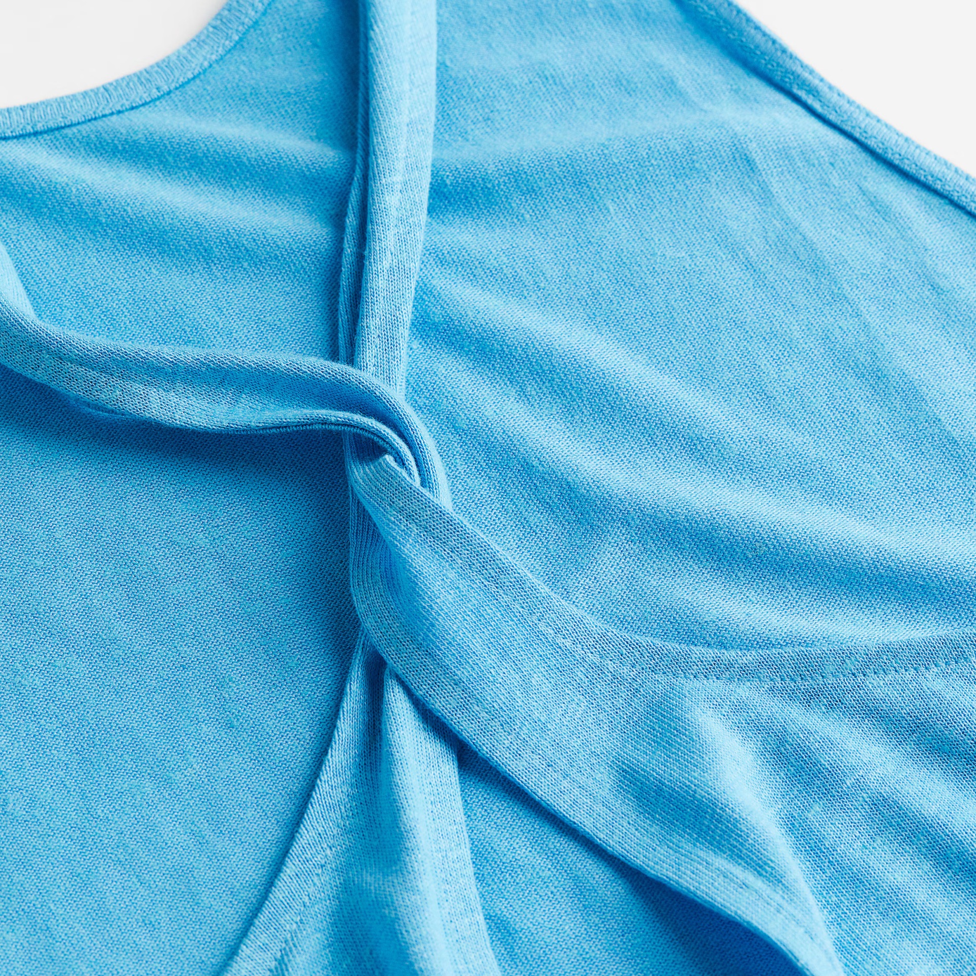 tecido azul claro em malha de algodão com costuras