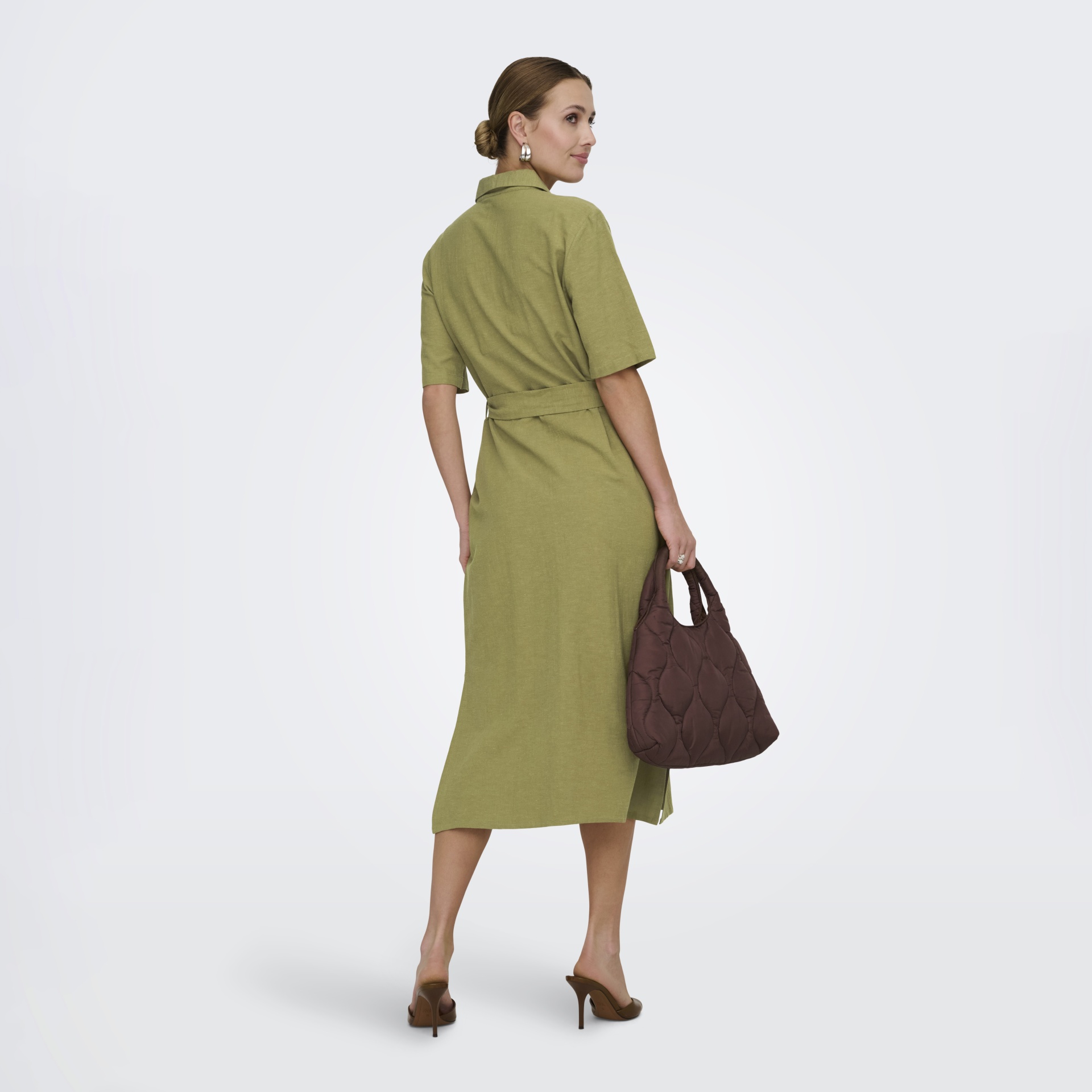 Vestido midi verde oliva com cinto e mala acolchoada castanha