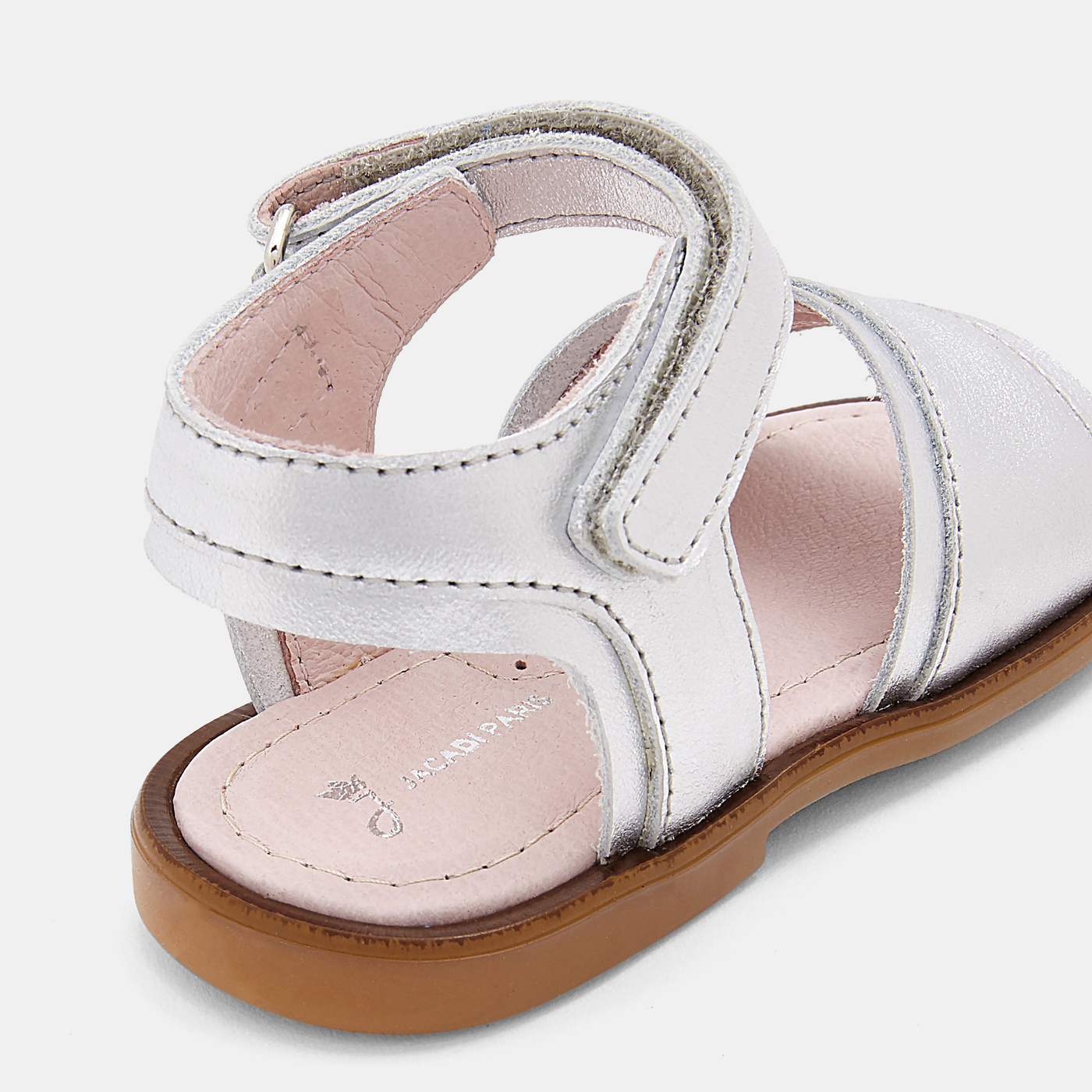 Sandália infantil branca com fecho de velcro e sola castanha