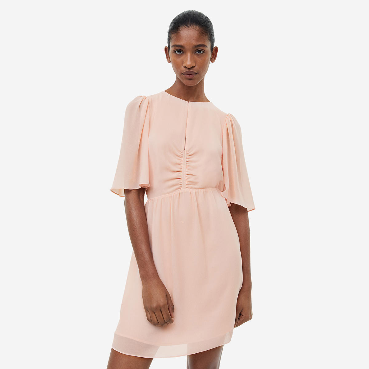 Vestido cor de pêssego com mangas curtas e franzido no peito