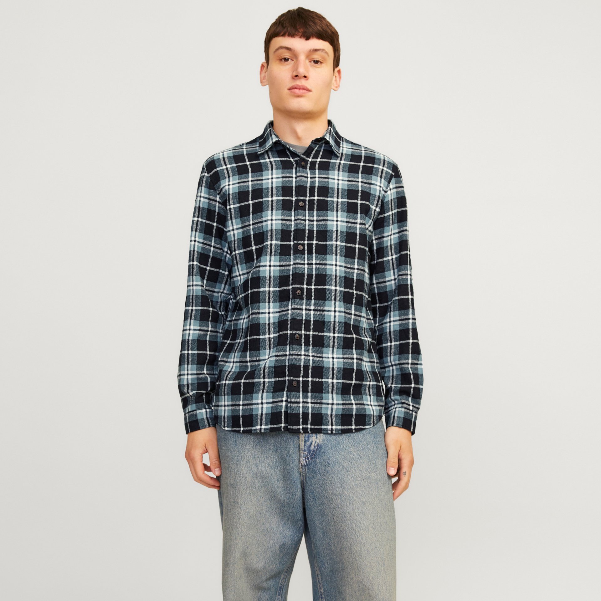 Camisa xadrez azul e preta de homem com botões pretos