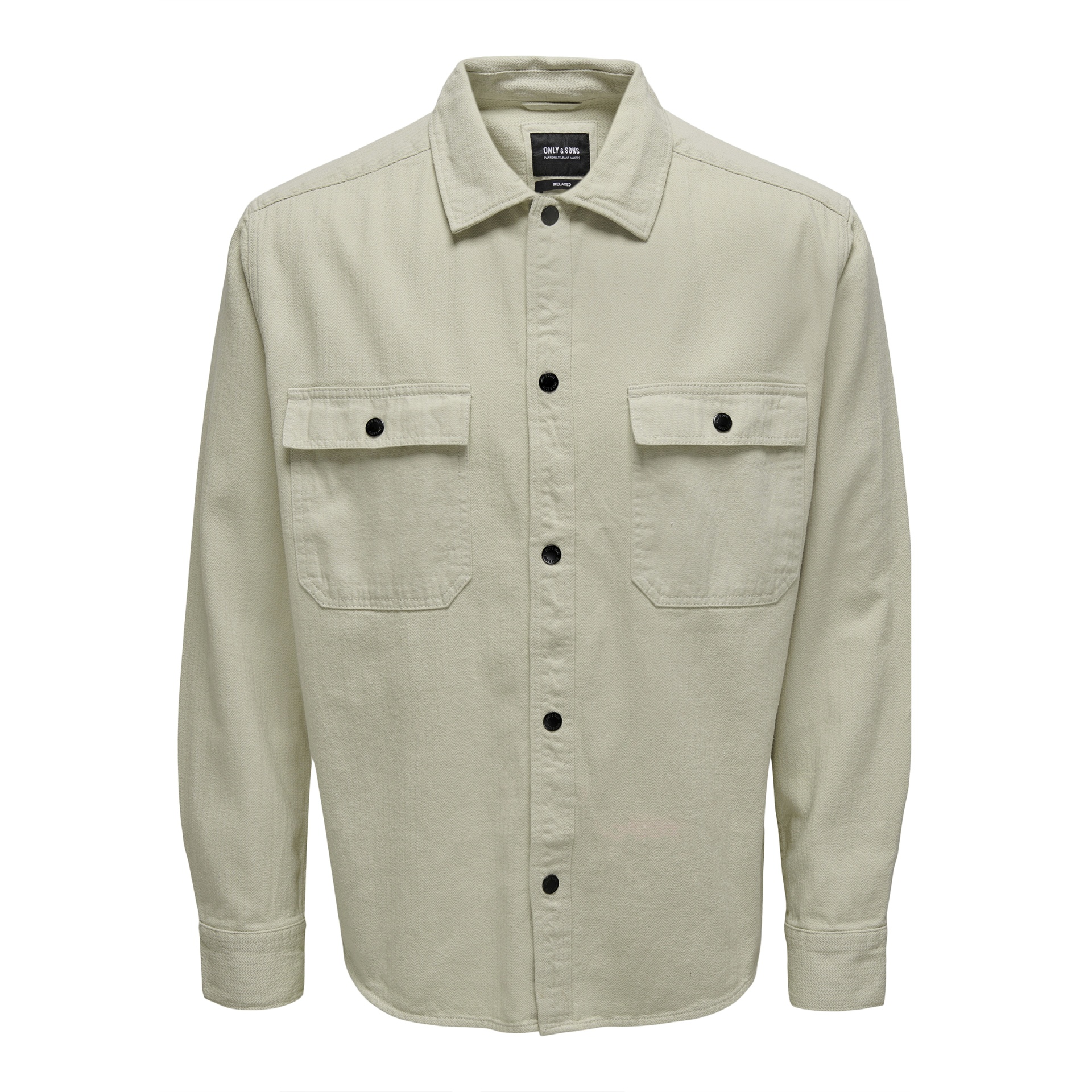 Camisa bege de manga comprida com bolsos frontais e botões pretos