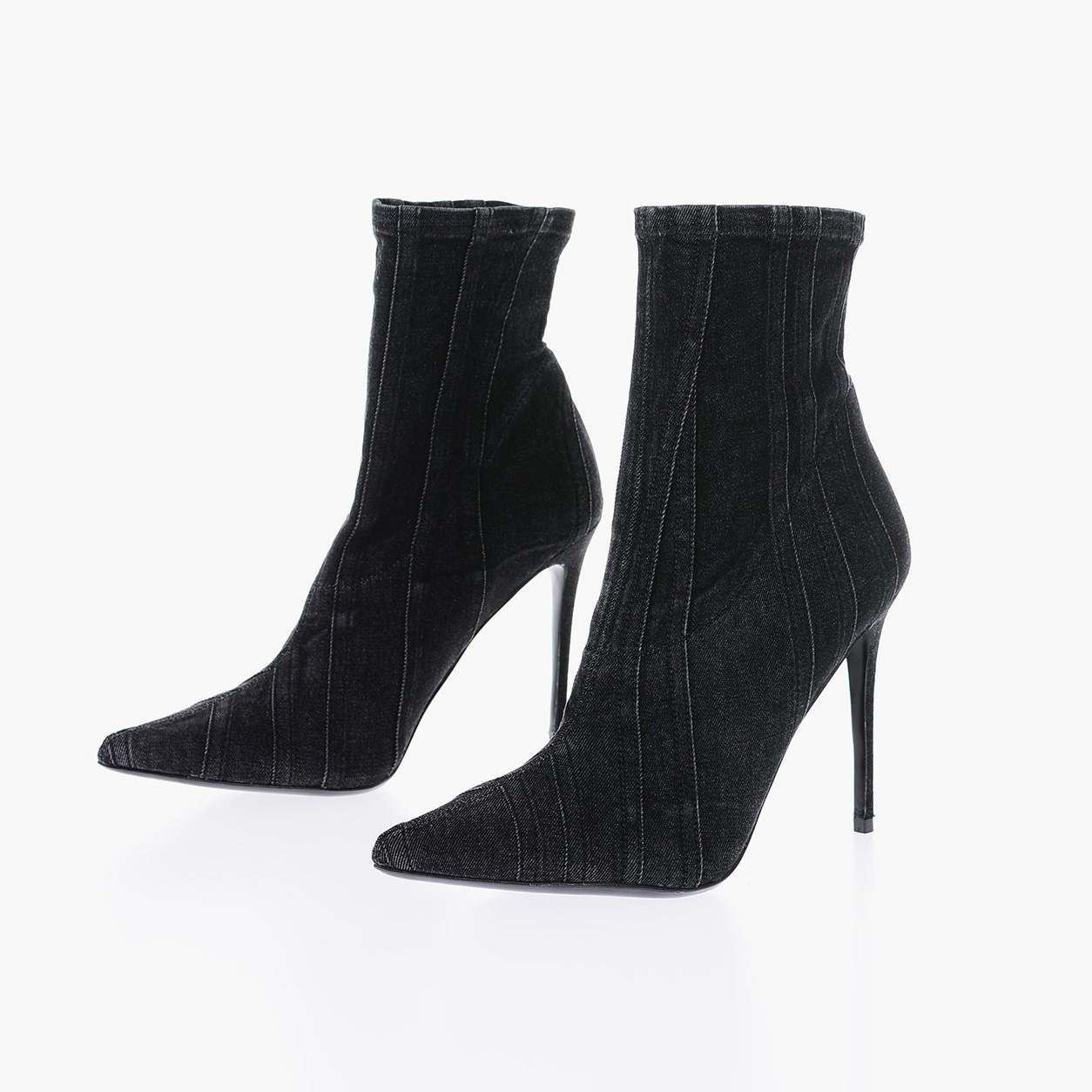 Botins femininos pretos com salto alto e bico pontudo