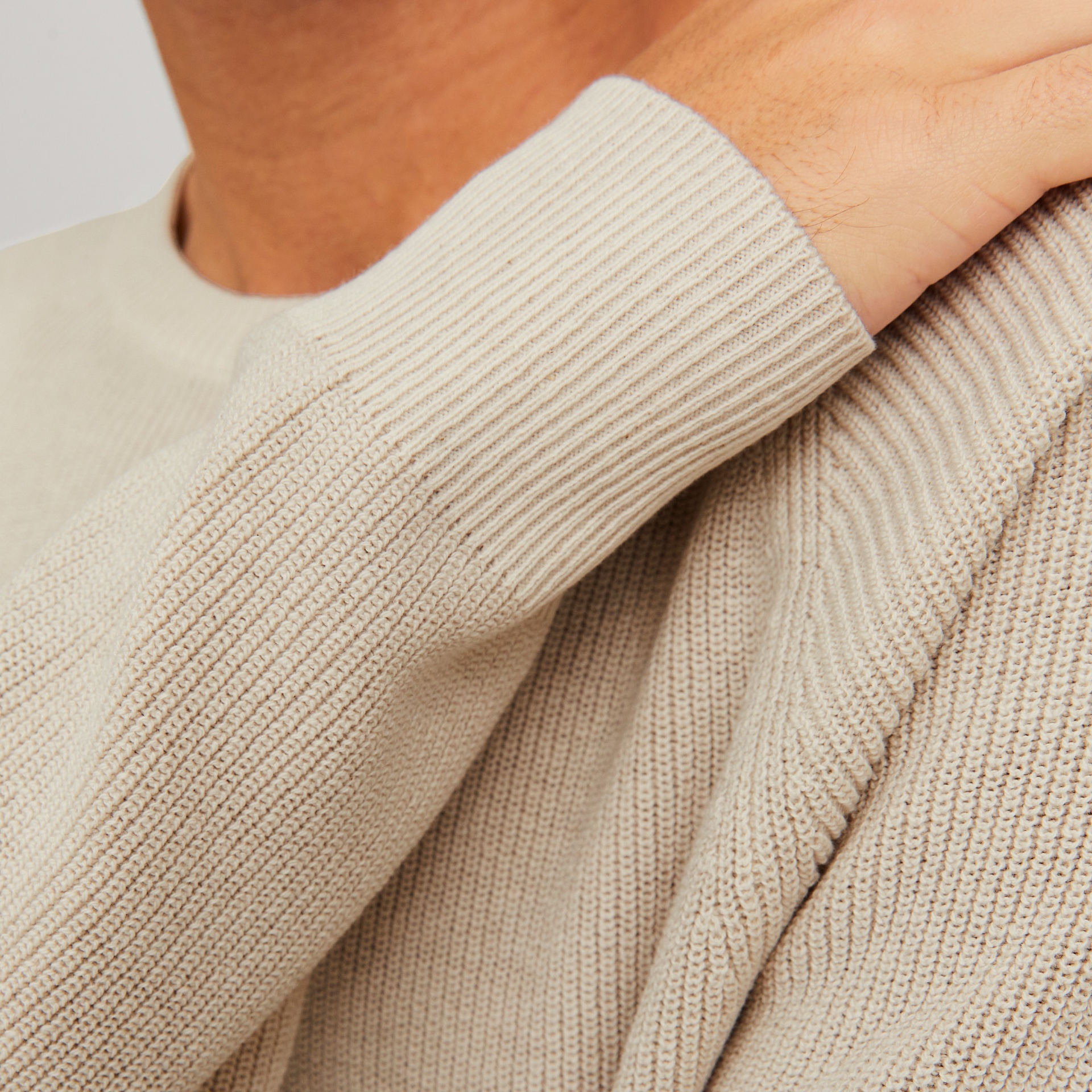 Camisola bege de malha com punho canelado junto ao ombro