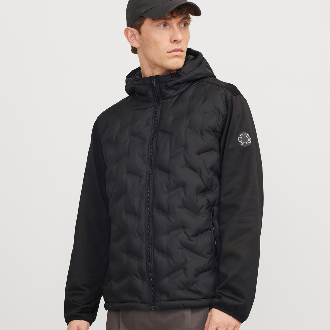 Casaco masculino preto acolchoado com capuz e mangas lisas