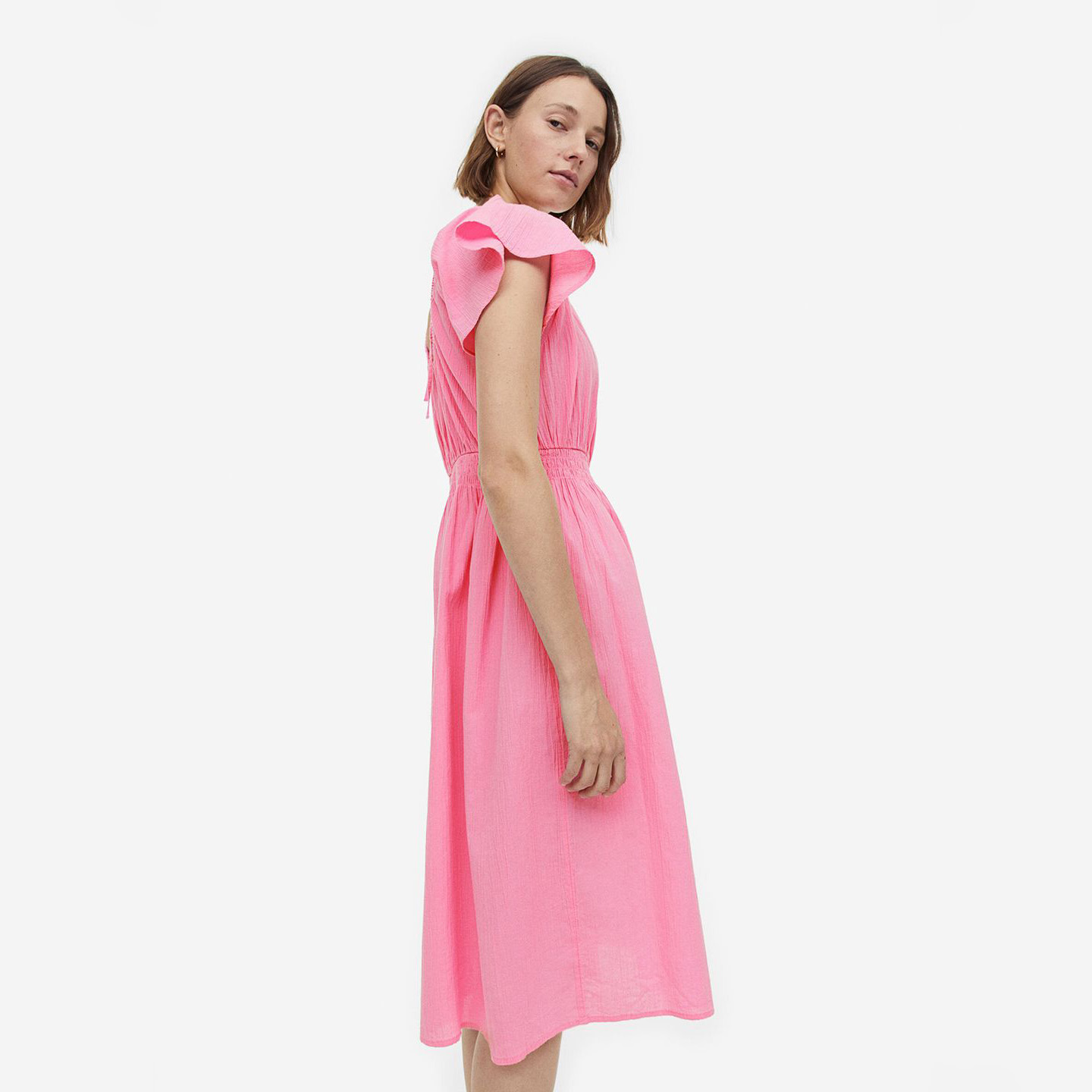 Vestido midi rosa com folhos e cintura franzida