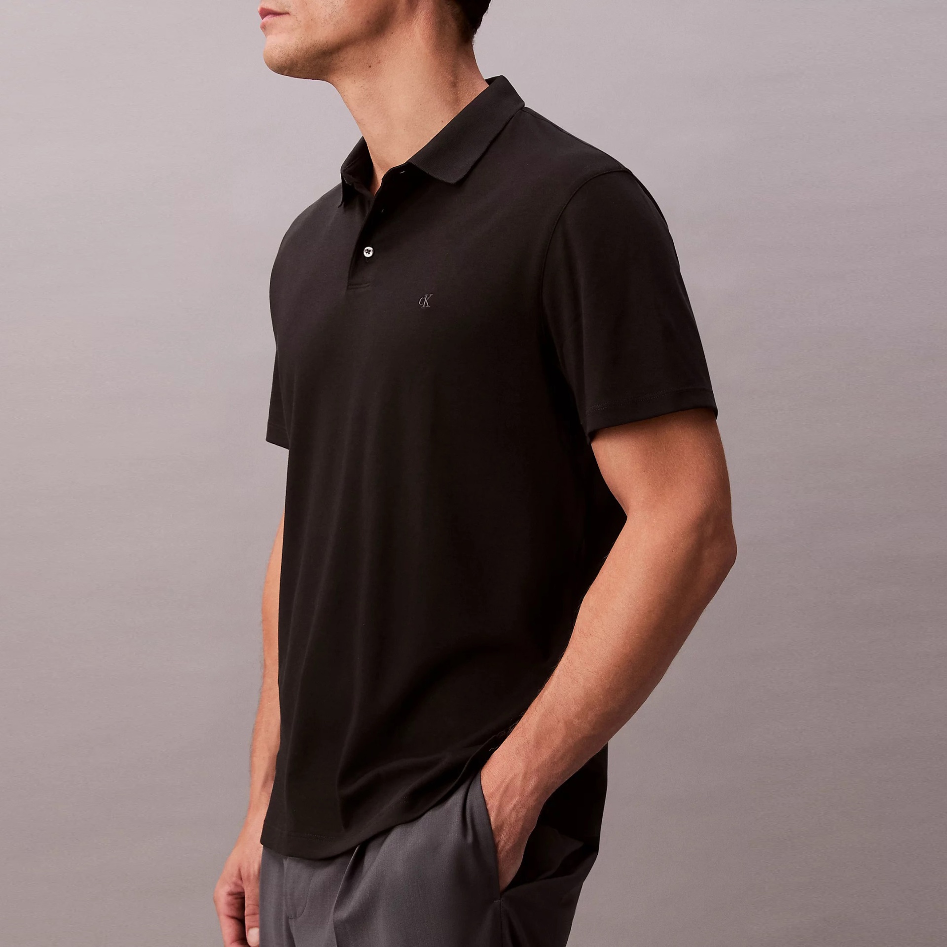 Polo masculino preto com logótipo cK bordado e gola